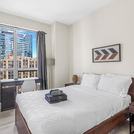 3 Bedroom Beside Cn Tower With Parking Downtown Toronto Eksteriør bilde