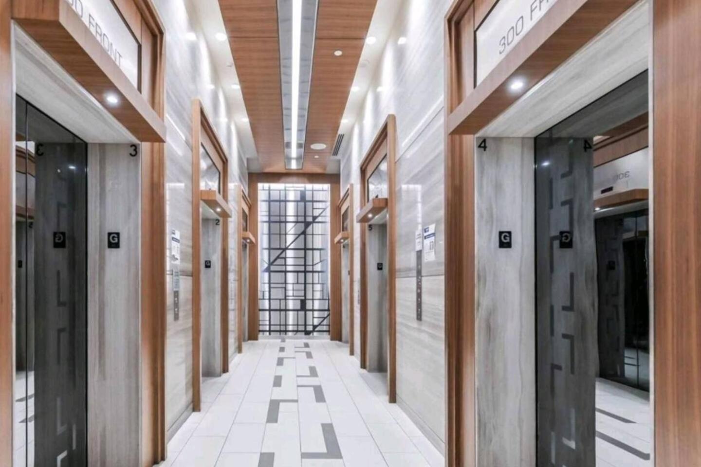 3 Bedroom Beside Cn Tower With Parking Downtown Toronto Eksteriør bilde