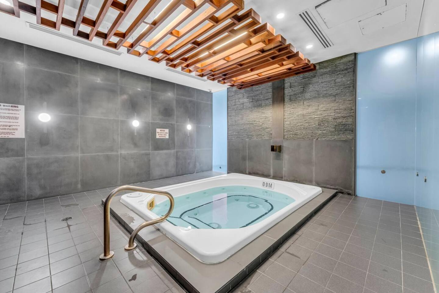 3 Bedroom Beside Cn Tower With Parking Downtown Toronto Eksteriør bilde