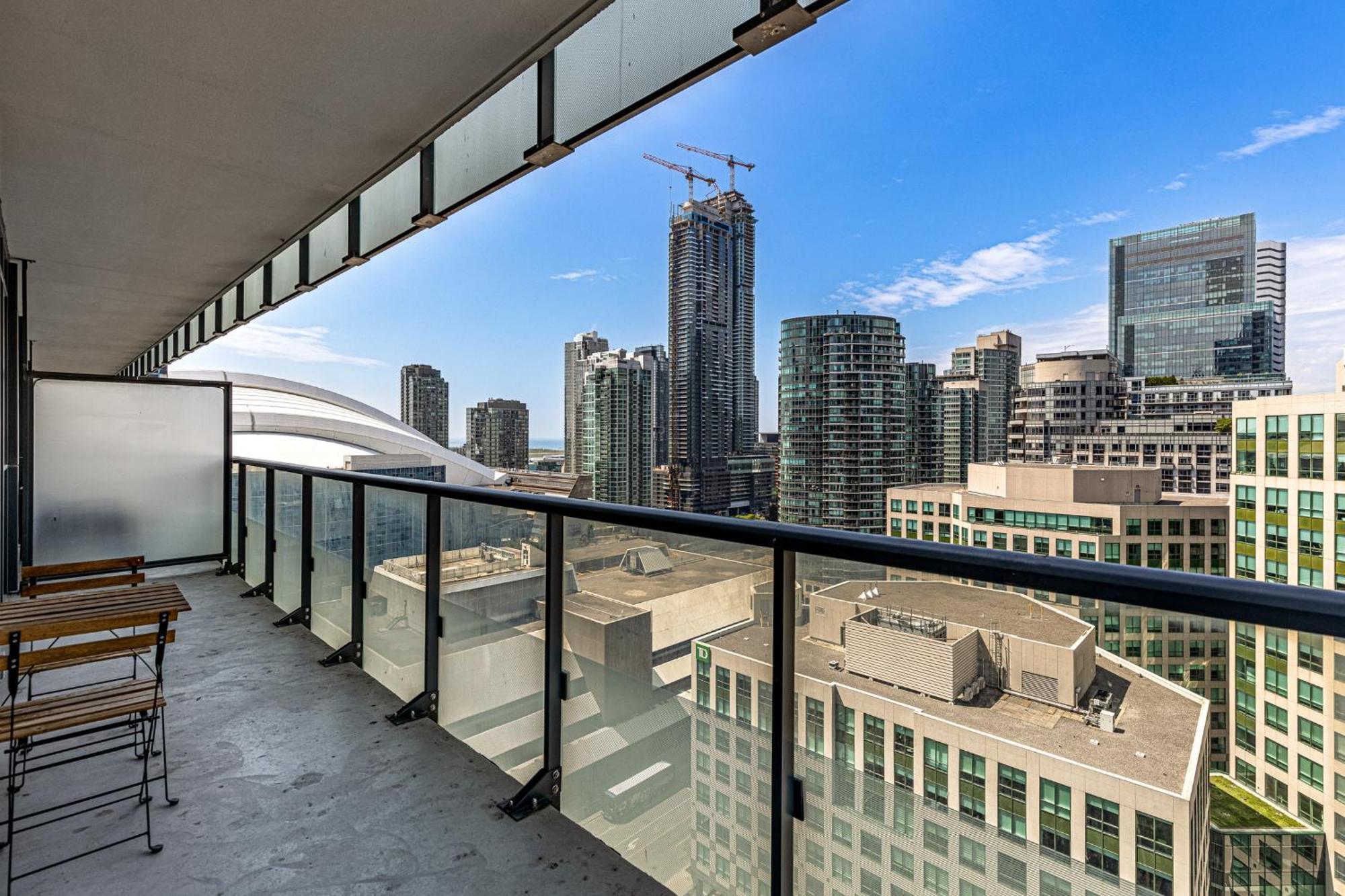 3 Bedroom Beside Cn Tower With Parking Downtown Toronto Eksteriør bilde