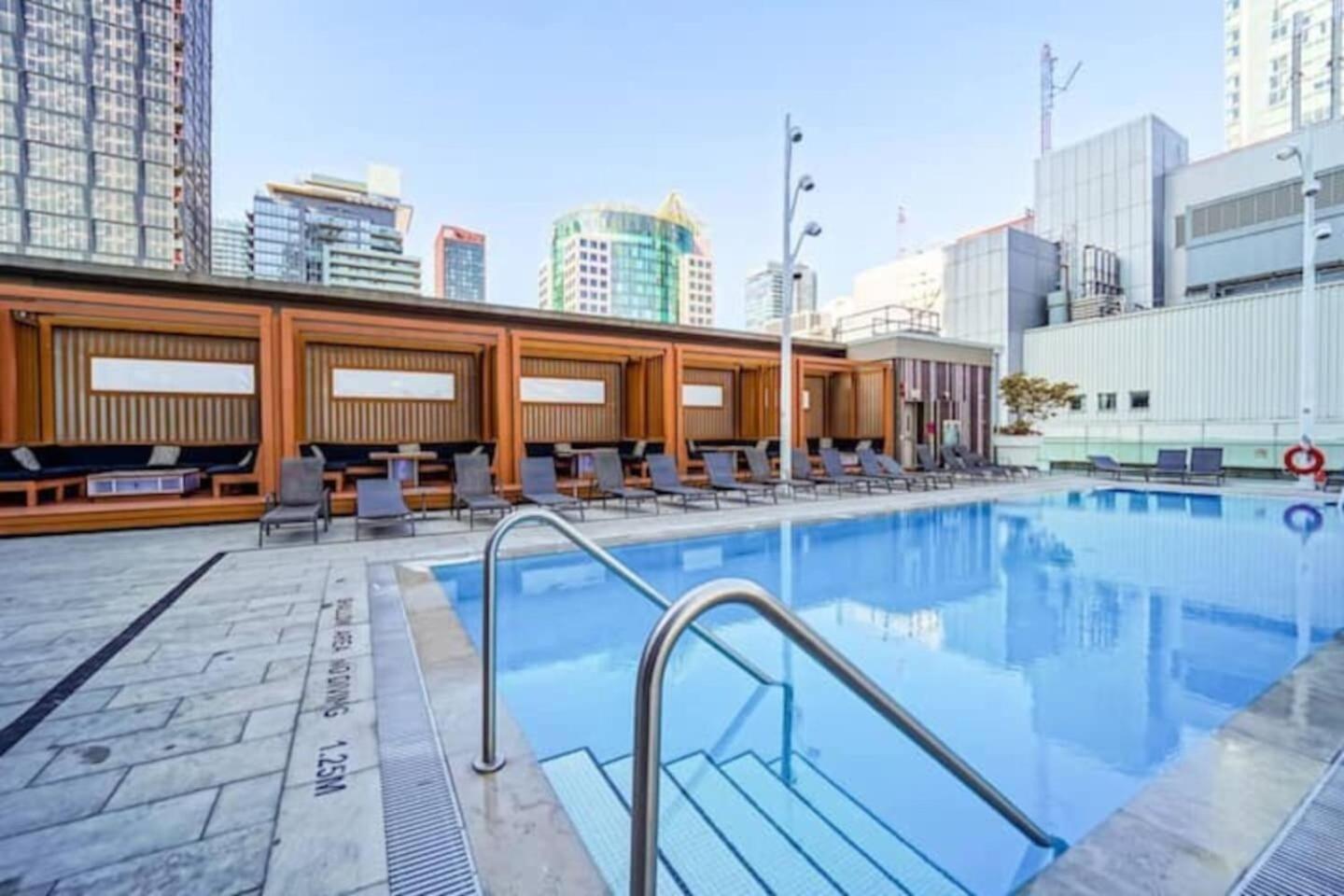 3 Bedroom Beside Cn Tower With Parking Downtown Toronto Eksteriør bilde
