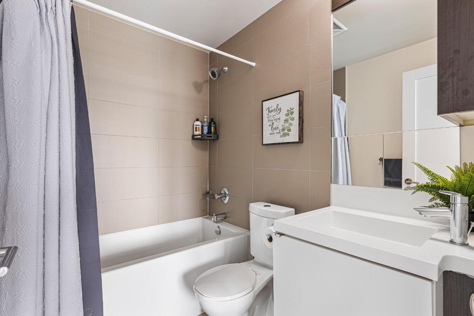 3 Bedroom Beside Cn Tower With Parking Downtown Toronto Eksteriør bilde