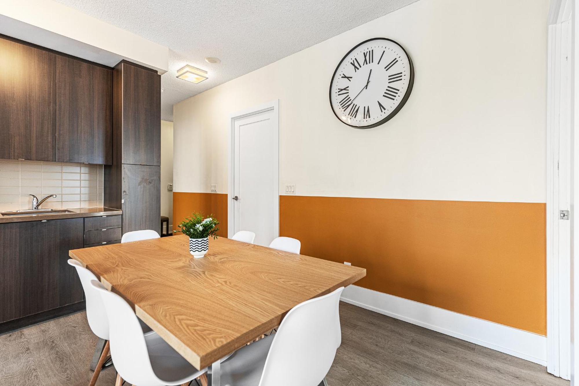 3 Bedroom Beside Cn Tower With Parking Downtown Toronto Eksteriør bilde
