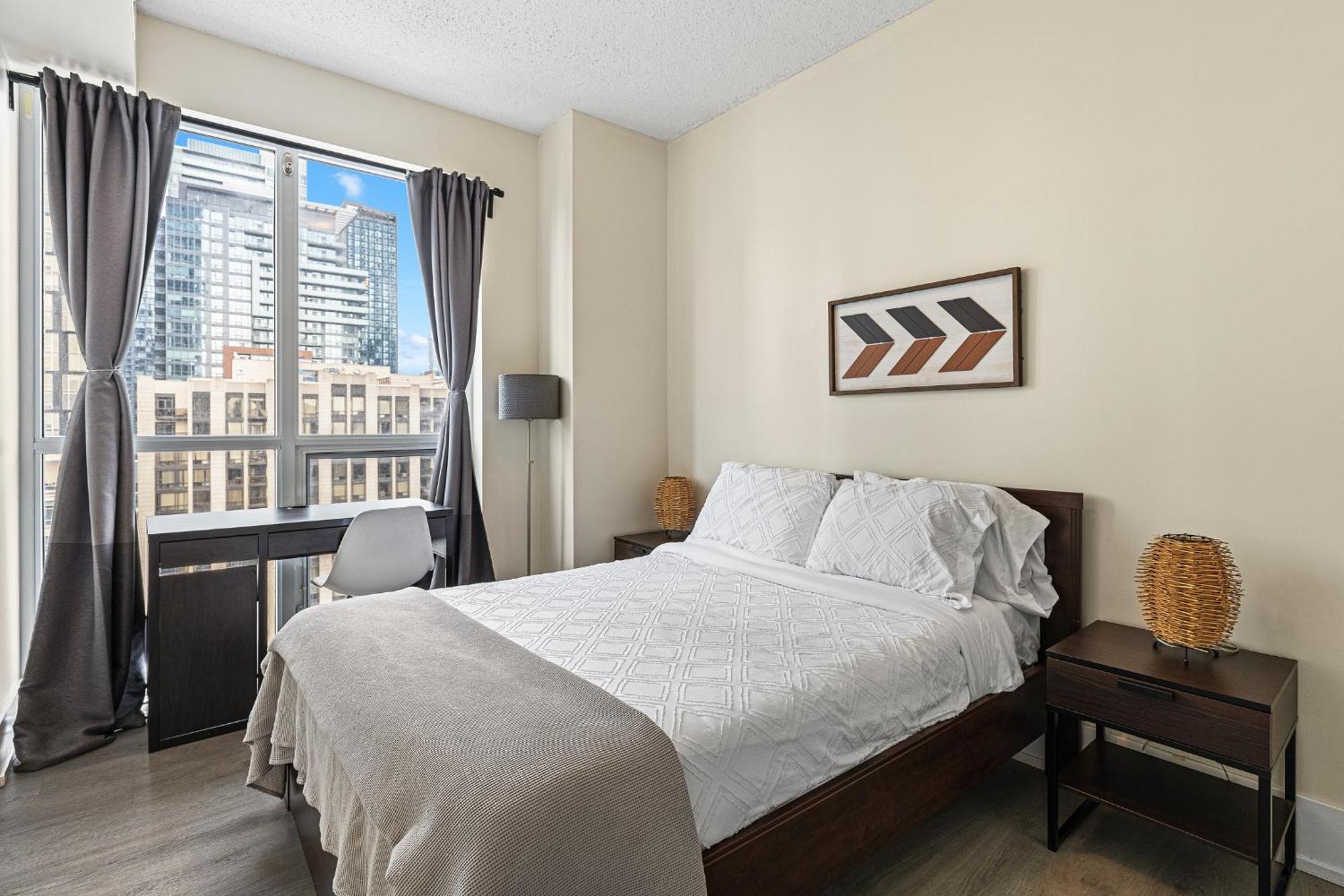 3 Bedroom Beside Cn Tower With Parking Downtown Toronto Eksteriør bilde
